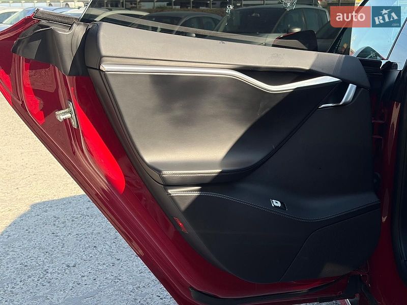 Лифтбек Tesla Model S 2018 в Львове