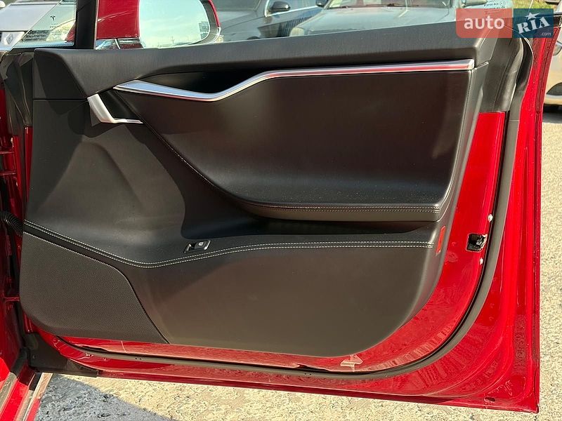 Лифтбек Tesla Model S 2018 в Львове