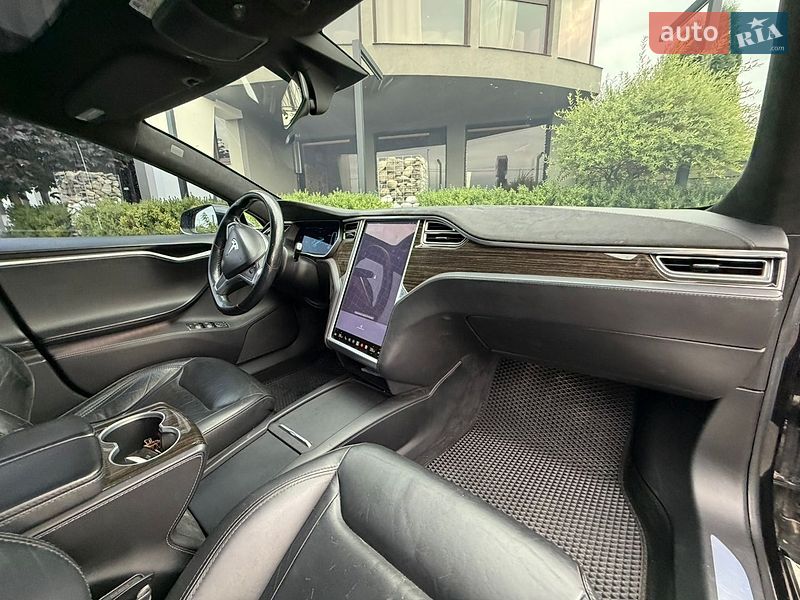 Лифтбек Tesla Model S 2017 в Стрые
