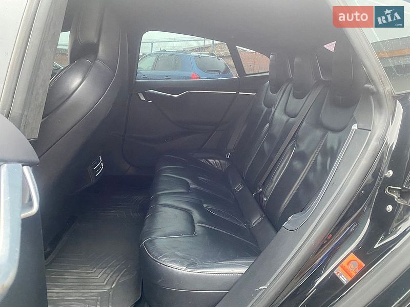 Лифтбек Tesla Model S 2016 в Луцке