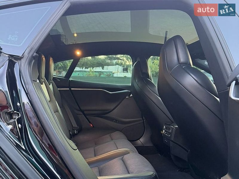 Лифтбек Tesla Model S 2017 в Луцке