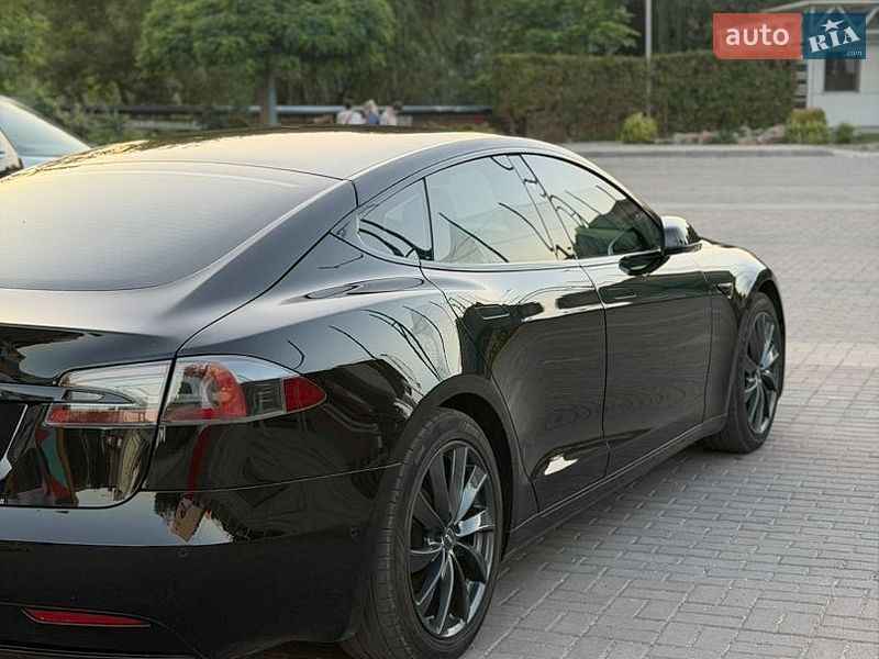 Лифтбек Tesla Model S 2017 в Луцке