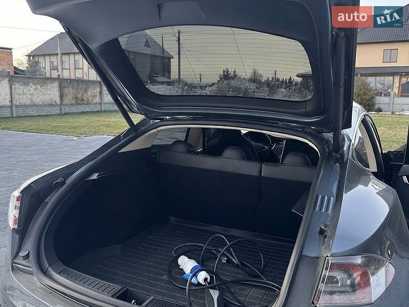 Лифтбек Tesla Model S 2013 в Долине