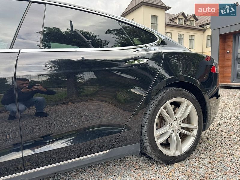 Лифтбек Tesla Model S 2015 в Стрые