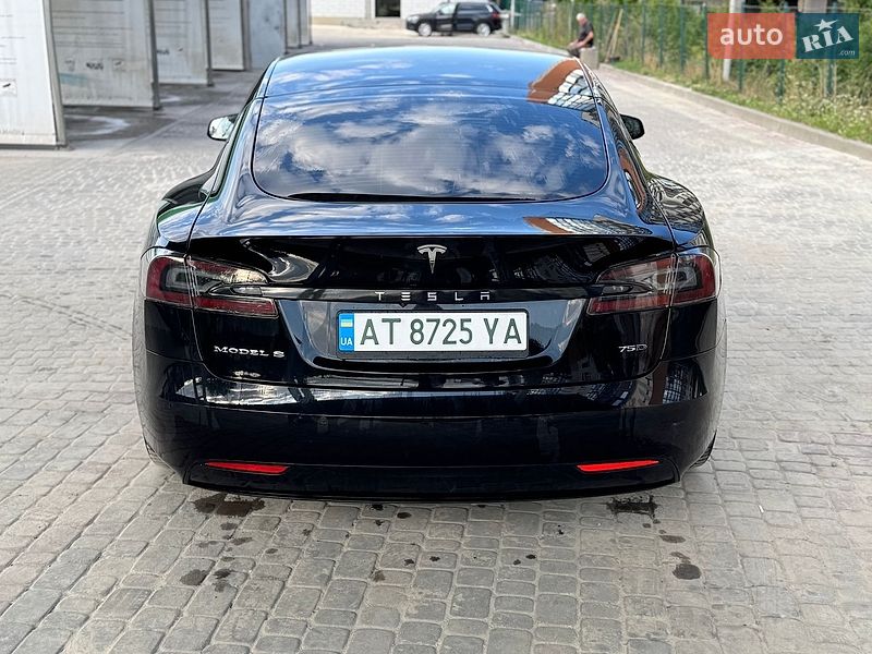 Ліфтбек Tesla Model S 2017 в Івано-Франківську