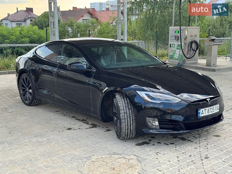 Ліфтбек Tesla Model S 2017 в Івано-Франківську