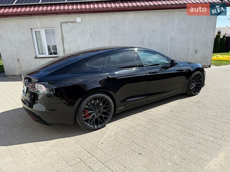Лифтбек Tesla Model S 2020 в Нововолынске