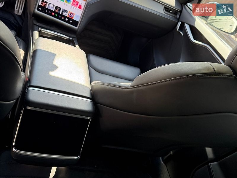 Лифтбек Tesla Model S 2020 в Нововолынске