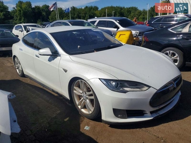 Tesla Model S 2015