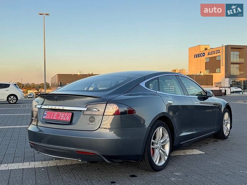 Лифтбек Tesla Model S 2014 в Львове