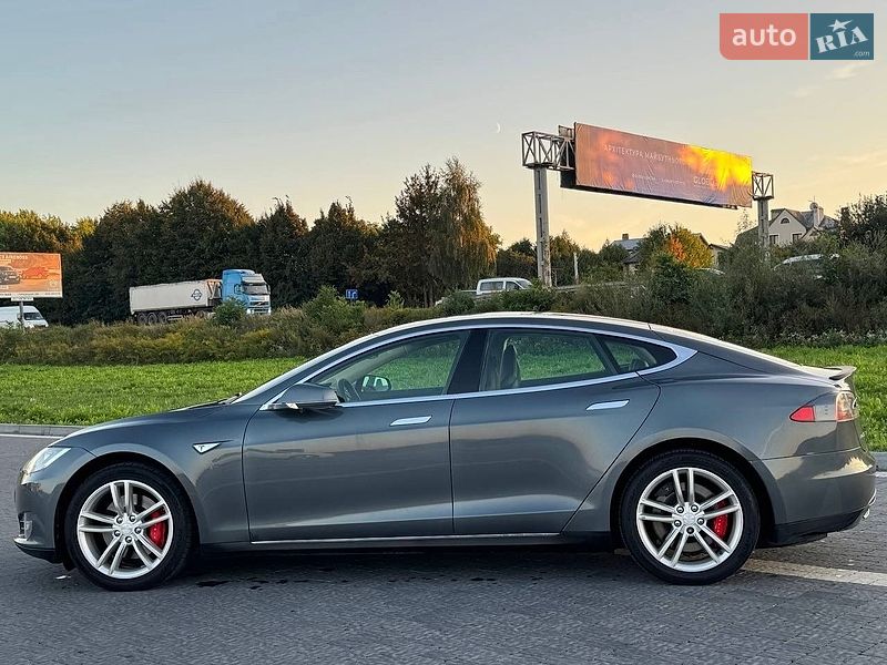 Лифтбек Tesla Model S 2014 в Львове