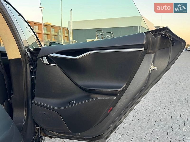 Лифтбек Tesla Model S 2014 в Львове