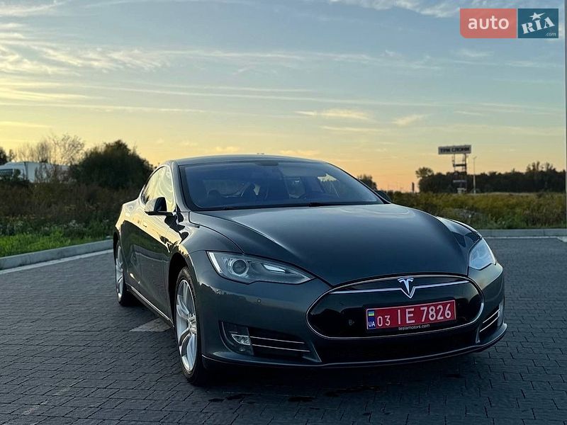 Лифтбек Tesla Model S 2014 в Львове