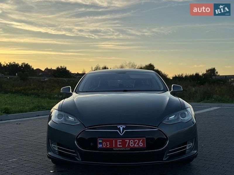 Лифтбек Tesla Model S 2014 в Львове