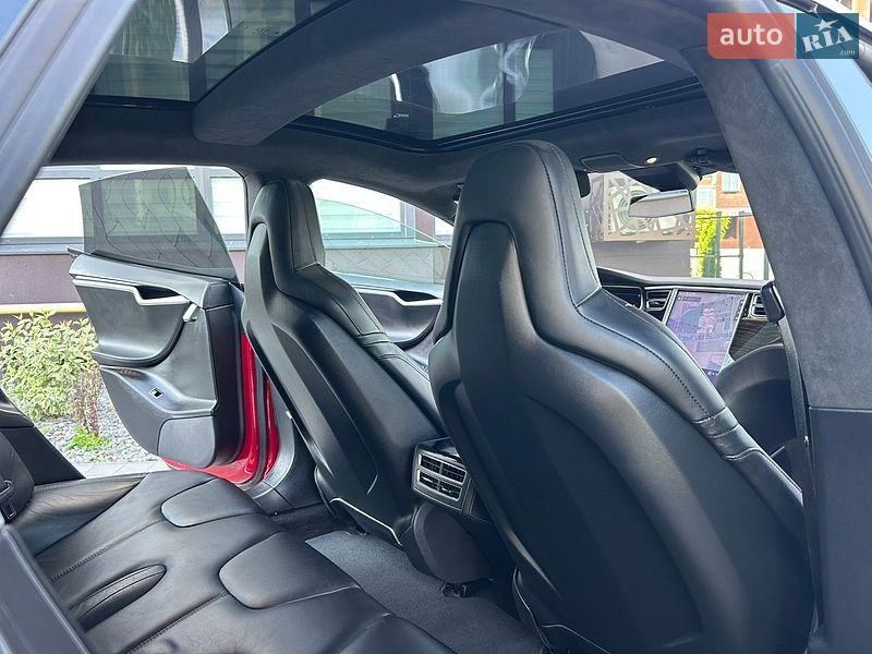 Ліфтбек Tesla Model S 2016 в Городку
