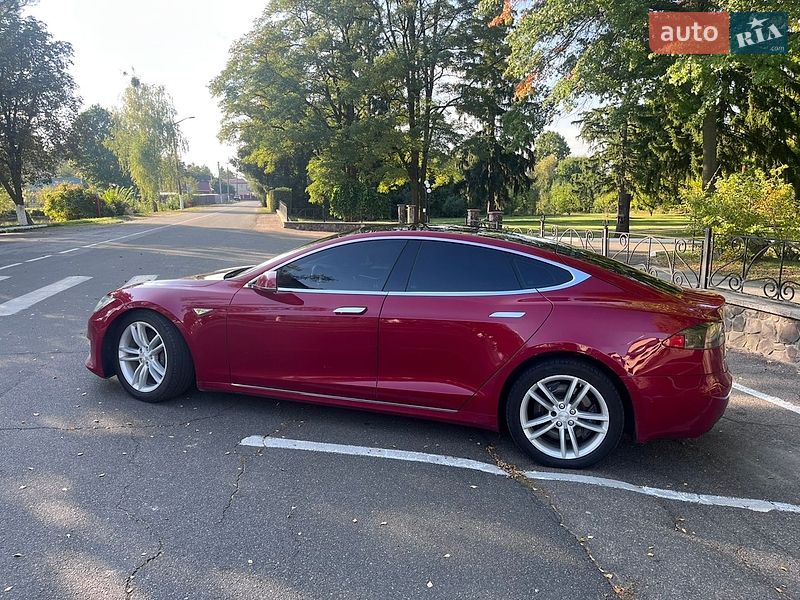 Лифтбек Tesla Model S 2016 в Радомышле