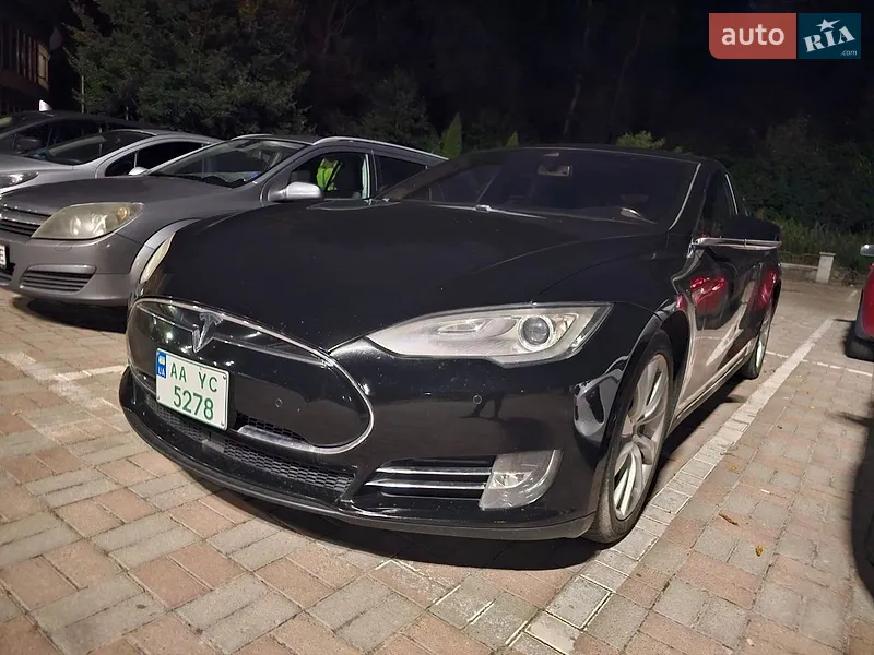 Tesla Model S 2015