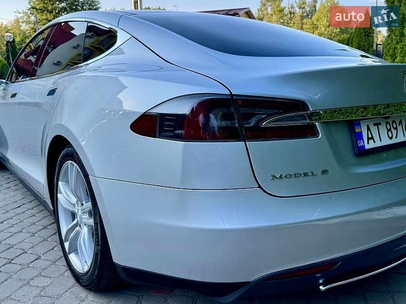 Лифтбек Tesla Model S 2013 в Трускавце