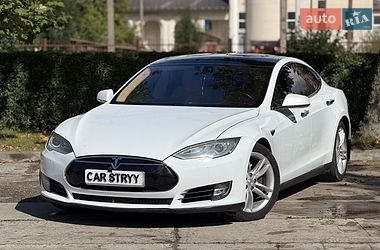 Ліфтбек Tesla Model S 2015 в Стрию