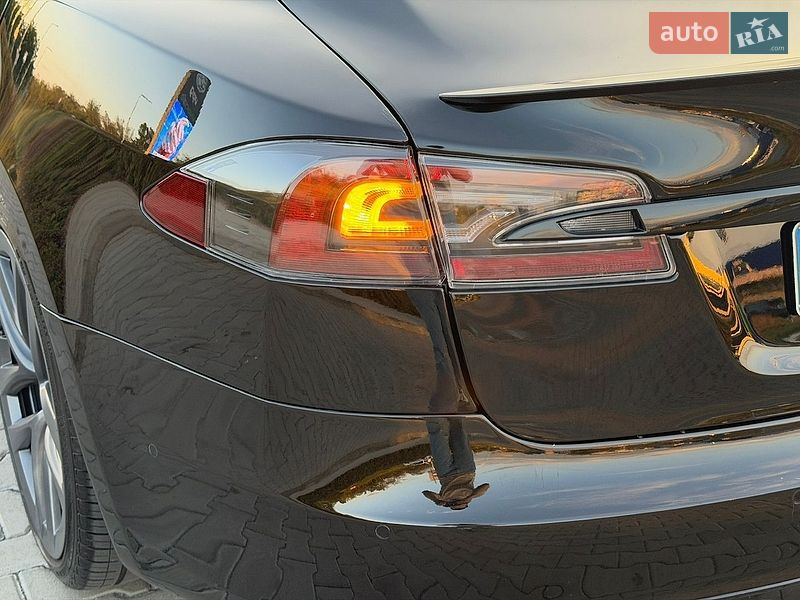 Ліфтбек Tesla Model S 2021 в Стрию