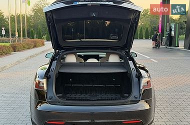 Ліфтбек Tesla Model S 2021 в Стрию