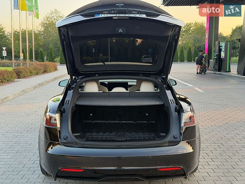 Ліфтбек Tesla Model S 2021 в Стрию