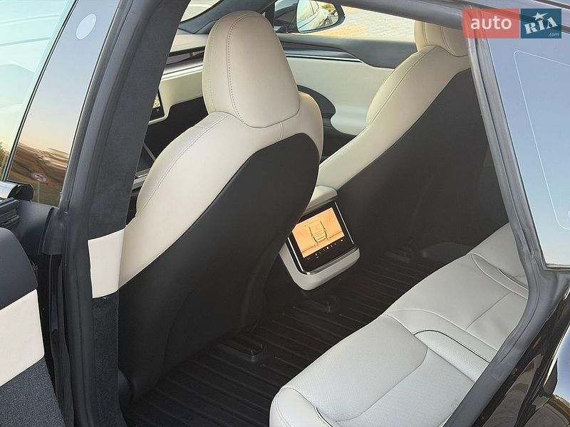 Ліфтбек Tesla Model S 2021 в Стрию