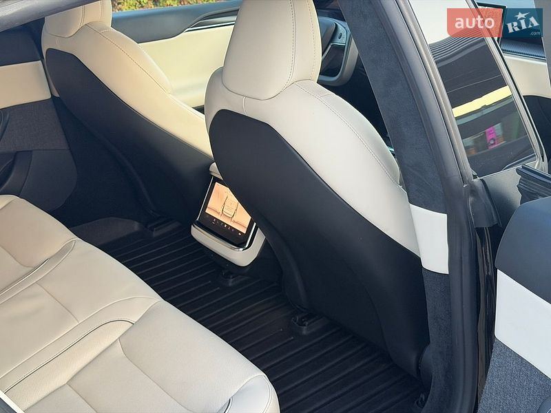 Ліфтбек Tesla Model S 2021 в Стрию