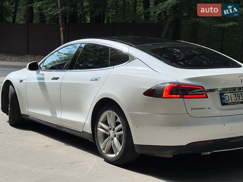 Лифтбек Tesla Model S 2016 в Львове