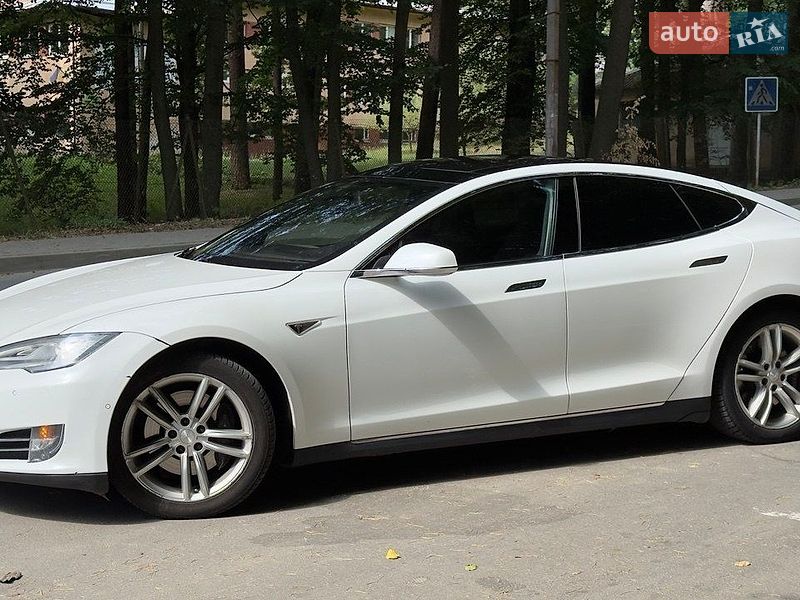 Лифтбек Tesla Model S 2016 в Львове