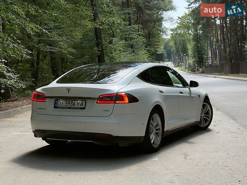 Лифтбек Tesla Model S 2016 в Львове