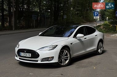 Лифтбек Tesla Model S 2016 в Львове