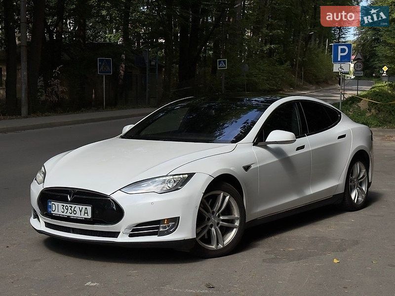 Лифтбек Tesla Model S 2016 в Львове