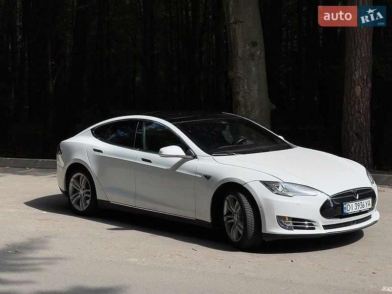 Лифтбек Tesla Model S 2016 в Львове