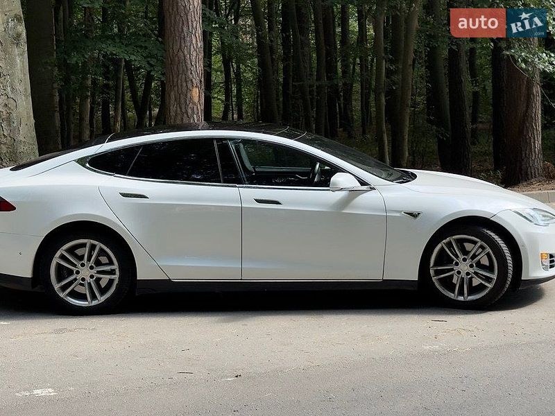 Лифтбек Tesla Model S 2016 в Львове