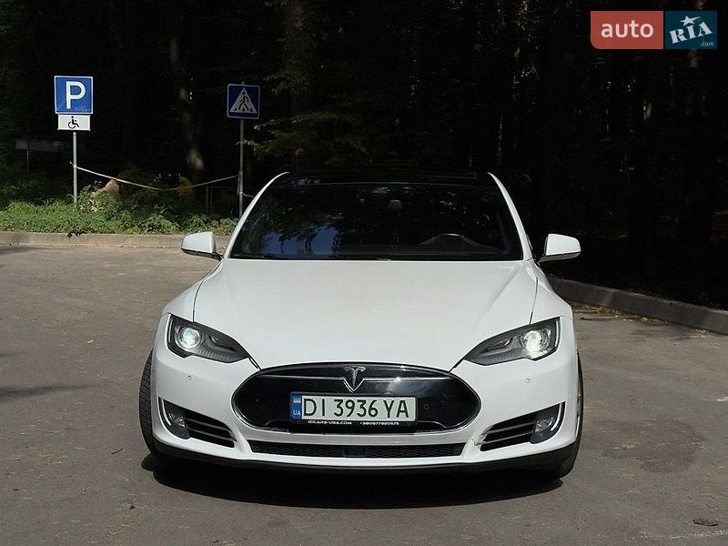 Лифтбек Tesla Model S 2016 в Львове