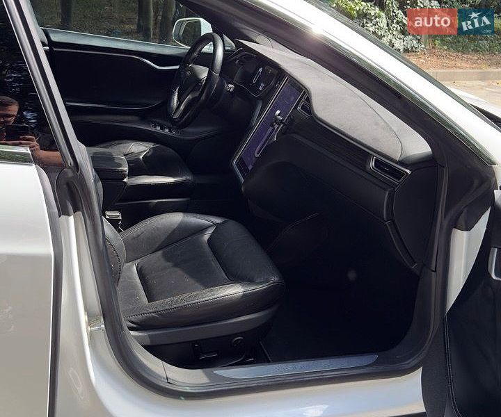 Лифтбек Tesla Model S 2016 в Львове