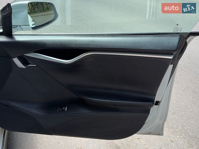 Лифтбек Tesla Model S 2016 в Львове