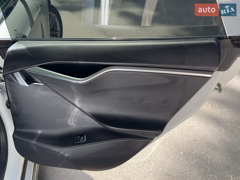 Лифтбек Tesla Model S 2016 в Львове