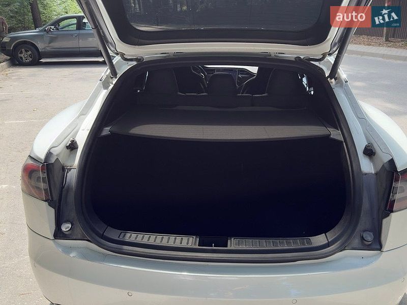 Лифтбек Tesla Model S 2016 в Львове