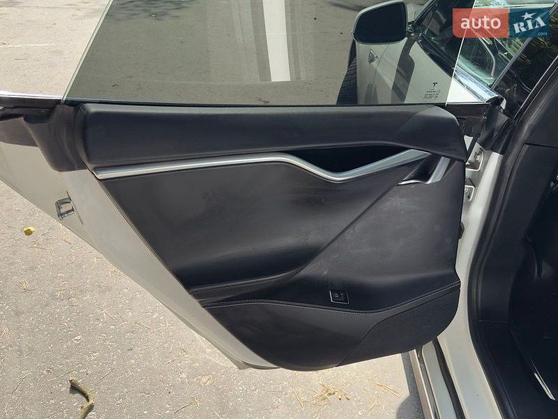 Лифтбек Tesla Model S 2016 в Львове