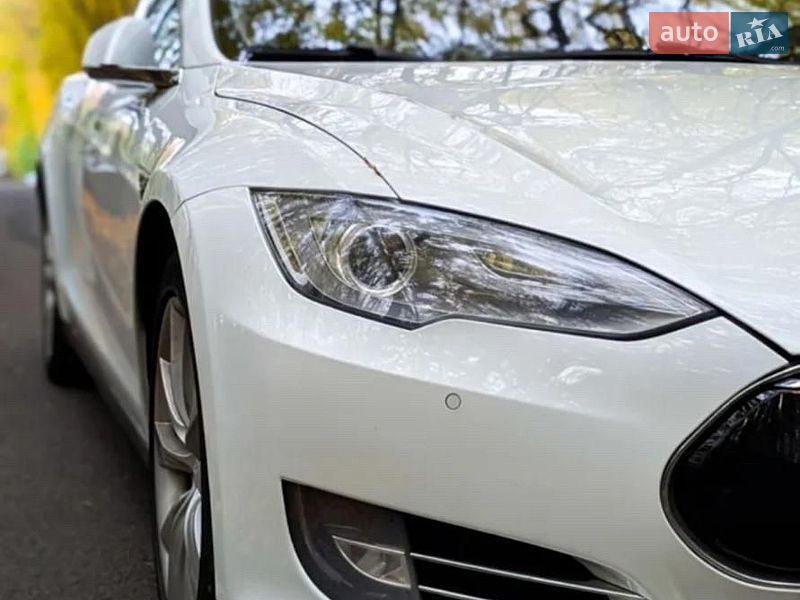 Ліфтбек Tesla Model S 2014 в Буську
