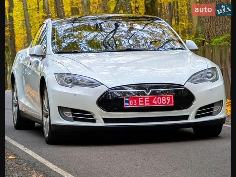 Ліфтбек Tesla Model S 2014 в Буську