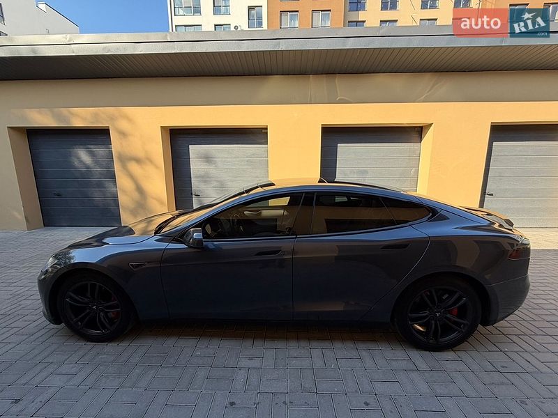 Ліфтбек Tesla Model S 2015 в Рівному