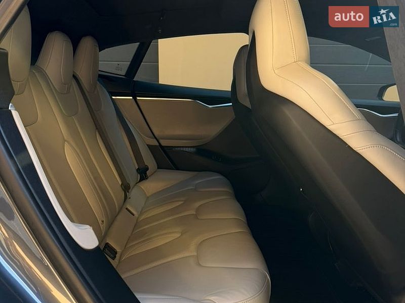Ліфтбек Tesla Model S 2015 в Рівному