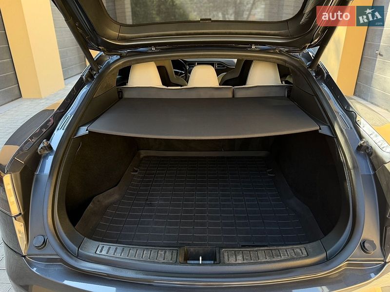 Ліфтбек Tesla Model S 2015 в Рівному