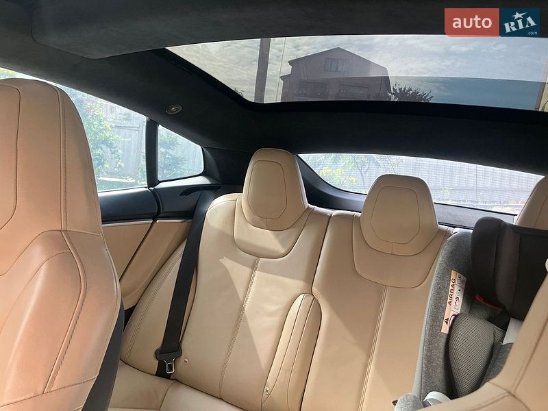 Лифтбек Tesla Model S 2016 в Виннице