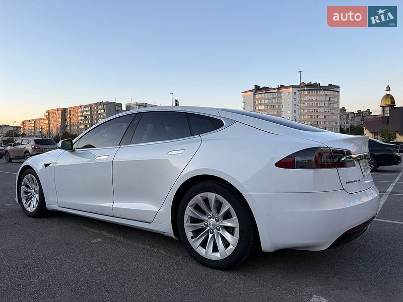 Ліфтбек Tesla Model S 2017 в Івано-Франківську
