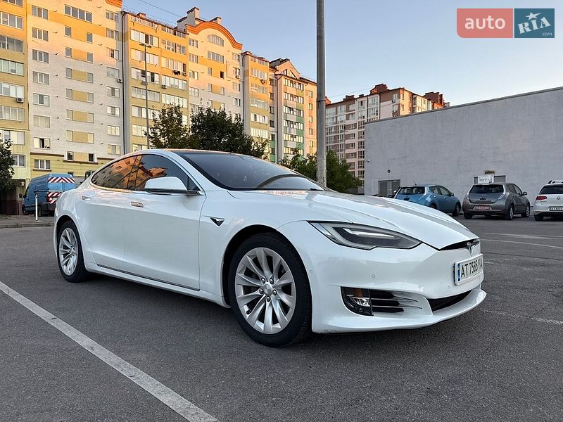 Ліфтбек Tesla Model S 2017 в Івано-Франківську