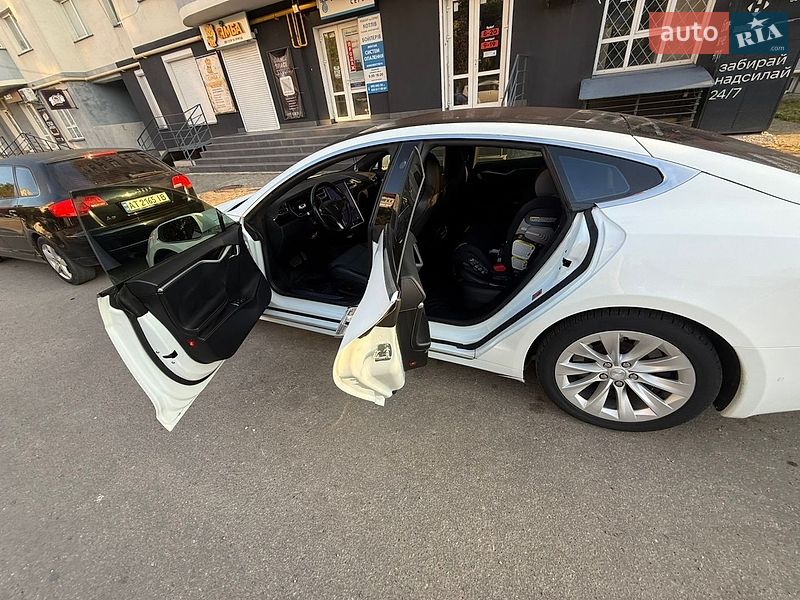 Ліфтбек Tesla Model S 2017 в Івано-Франківську